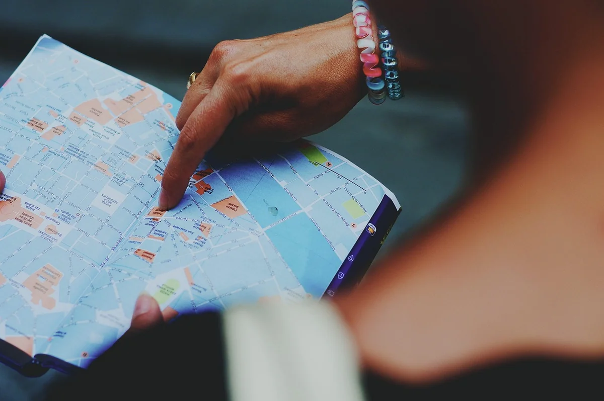 Guides touristiques numériques : quand l'IA remplace le guide papier