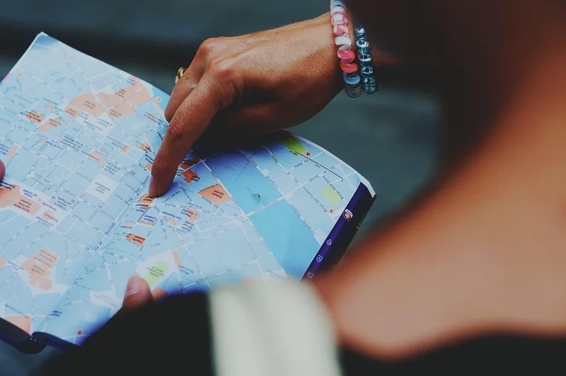Guides touristiques numériques : quand l'IA remplace le guide papier